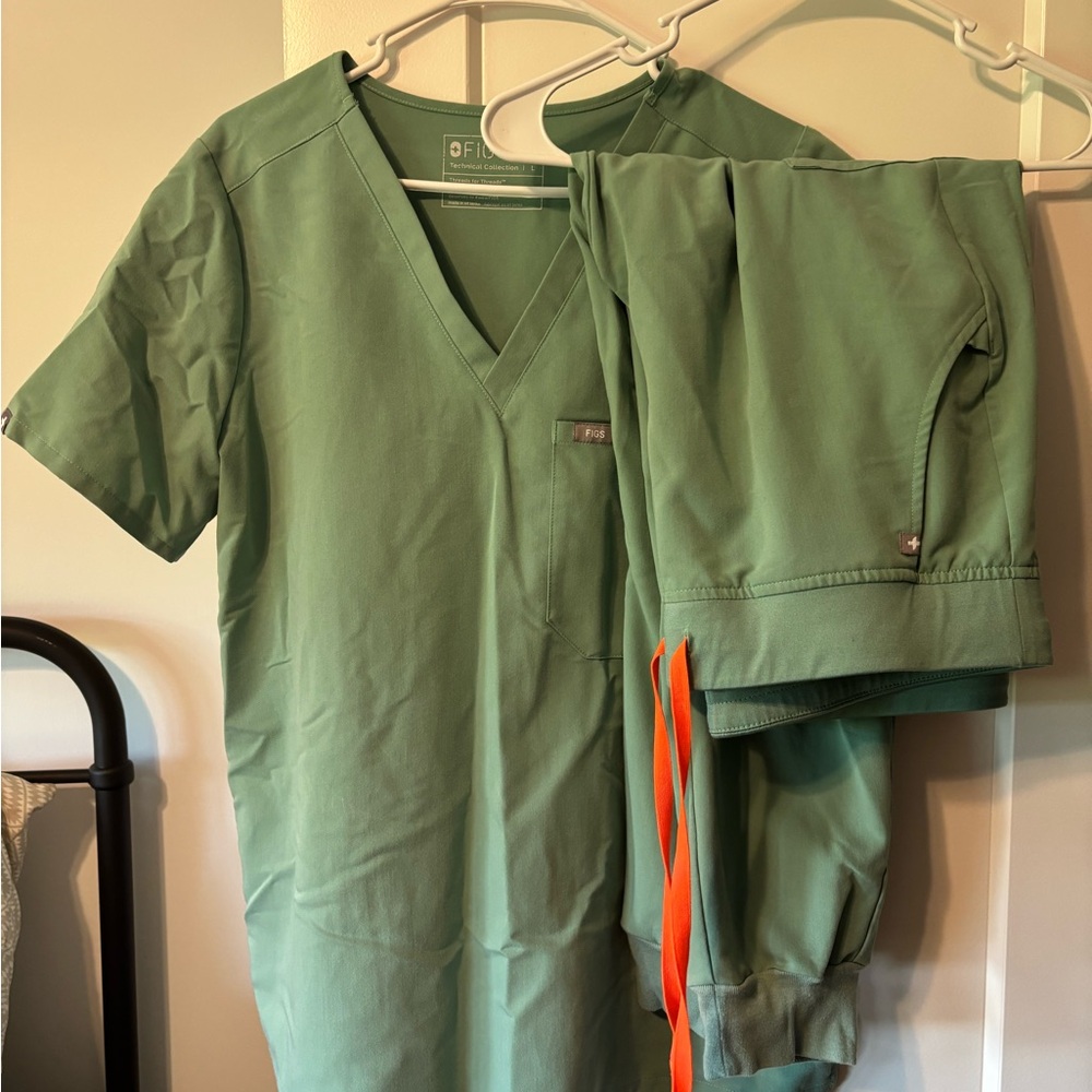 Figs Surgical Green Scrub Set with Jogger Pants